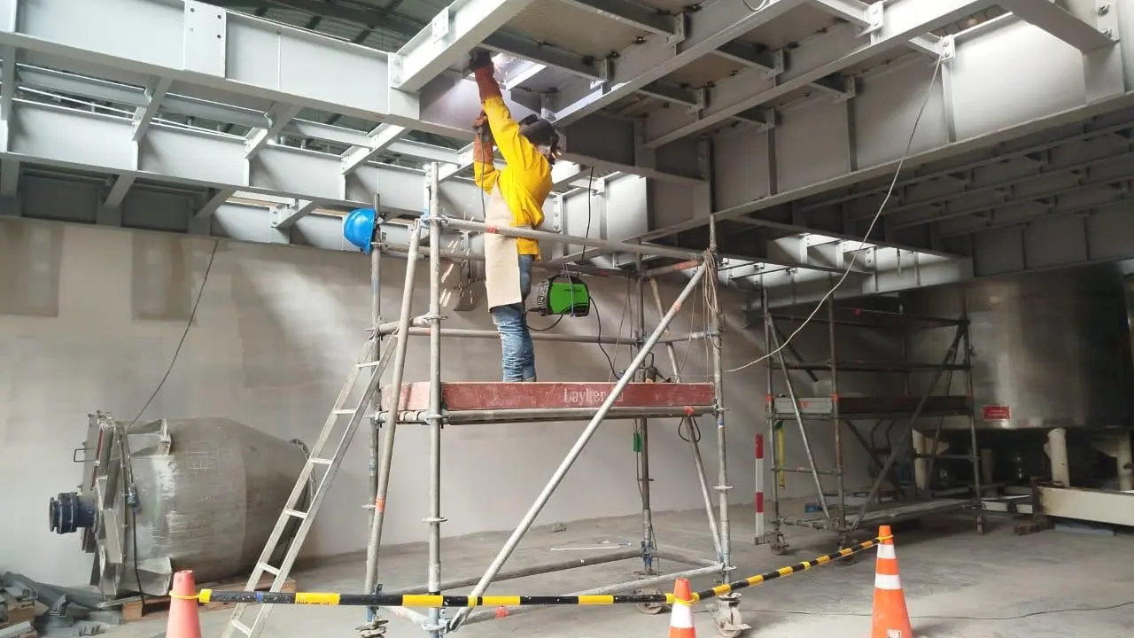 Equipo FABCOMER trabajando en proyectos metalmecánicos